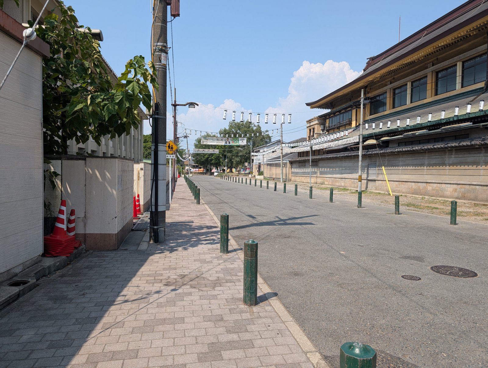 塀沿いの道。この街並みの下に郷の記憶が眠っている