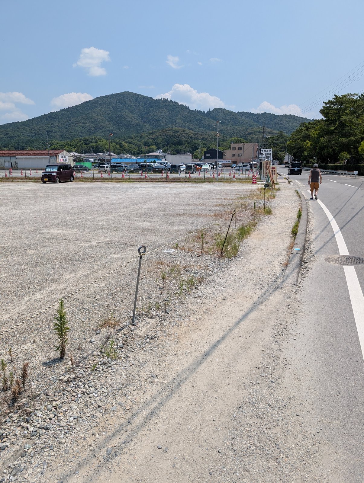 拝殿の背後にそびえる三輪山。この山そのものがご神体とされる