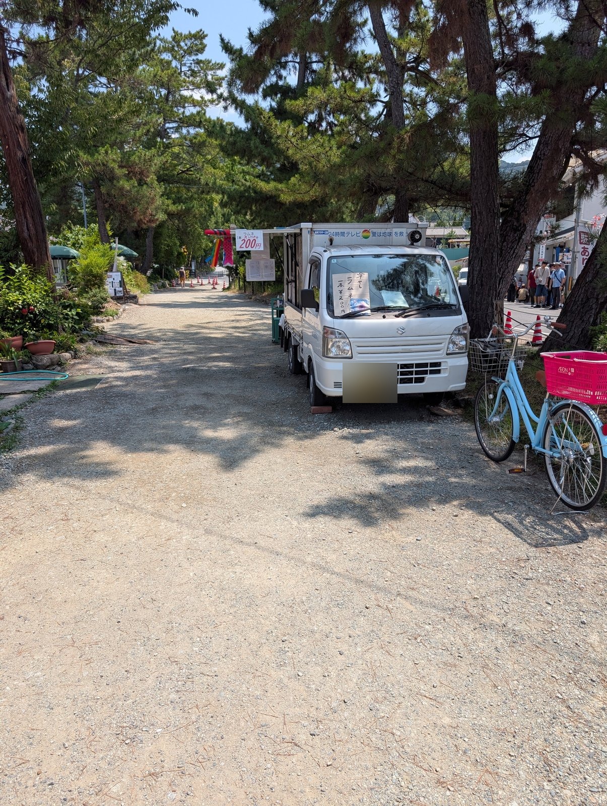 門前の食事処。風鈴の音が聞こえてきた