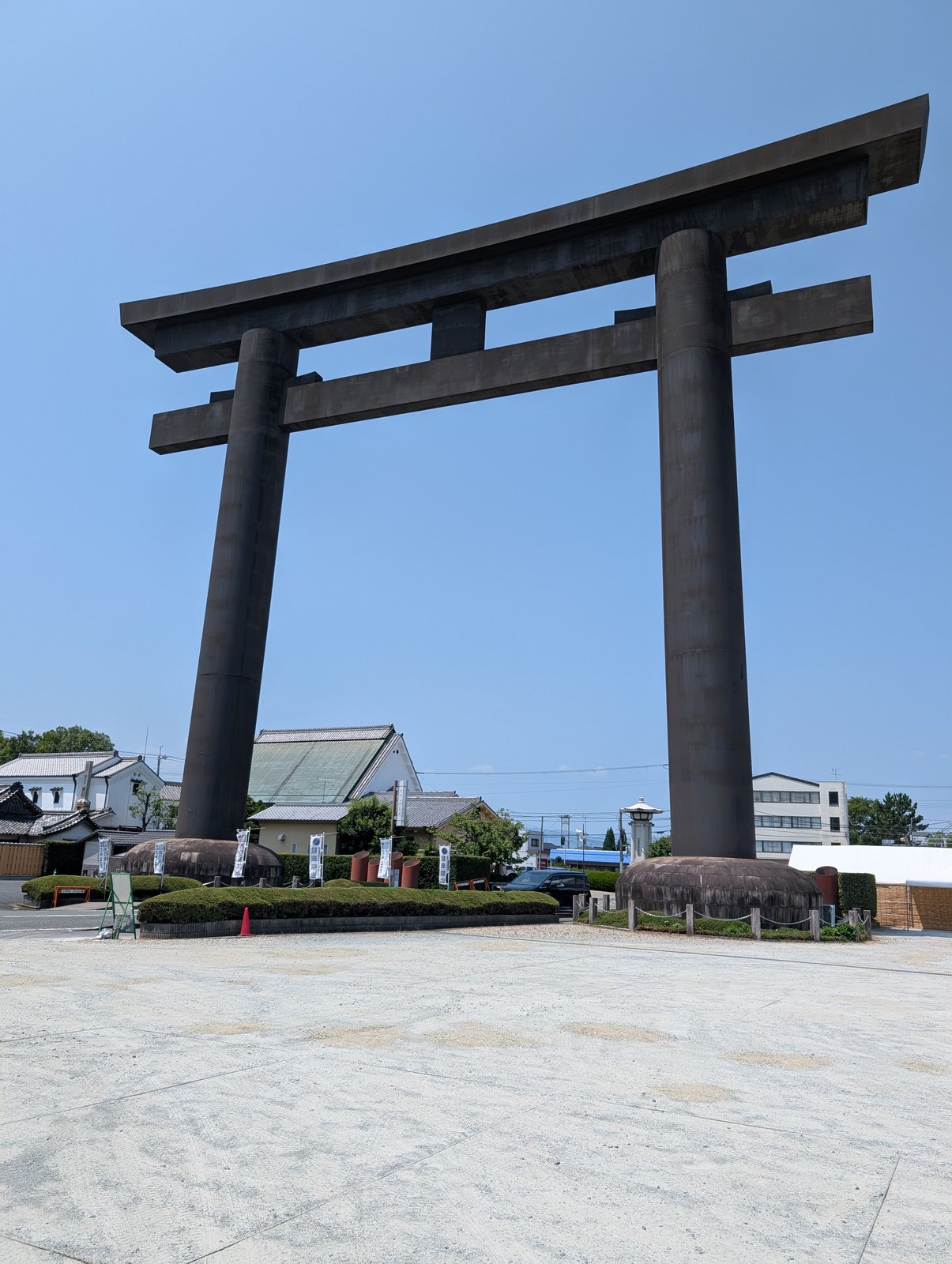 大神神社の大鳥居。高さ32.2メートル、柱間23メートル