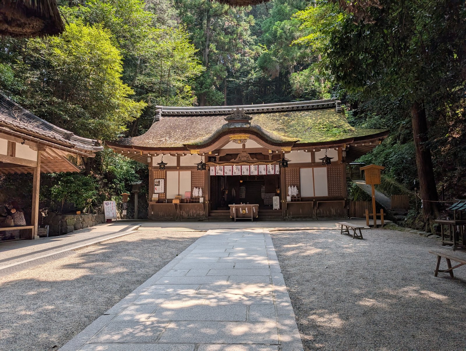 狭井神社の拝殿