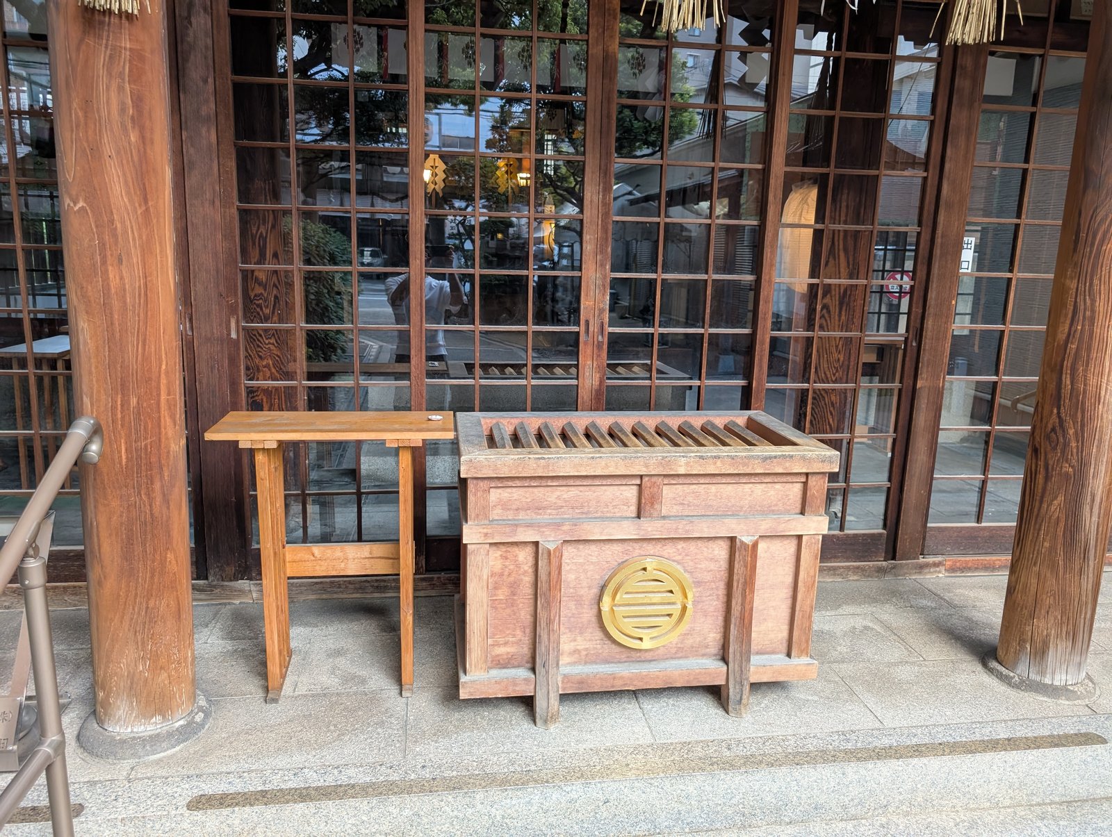 拝殿前の賽銭箱。神字の紋が入る