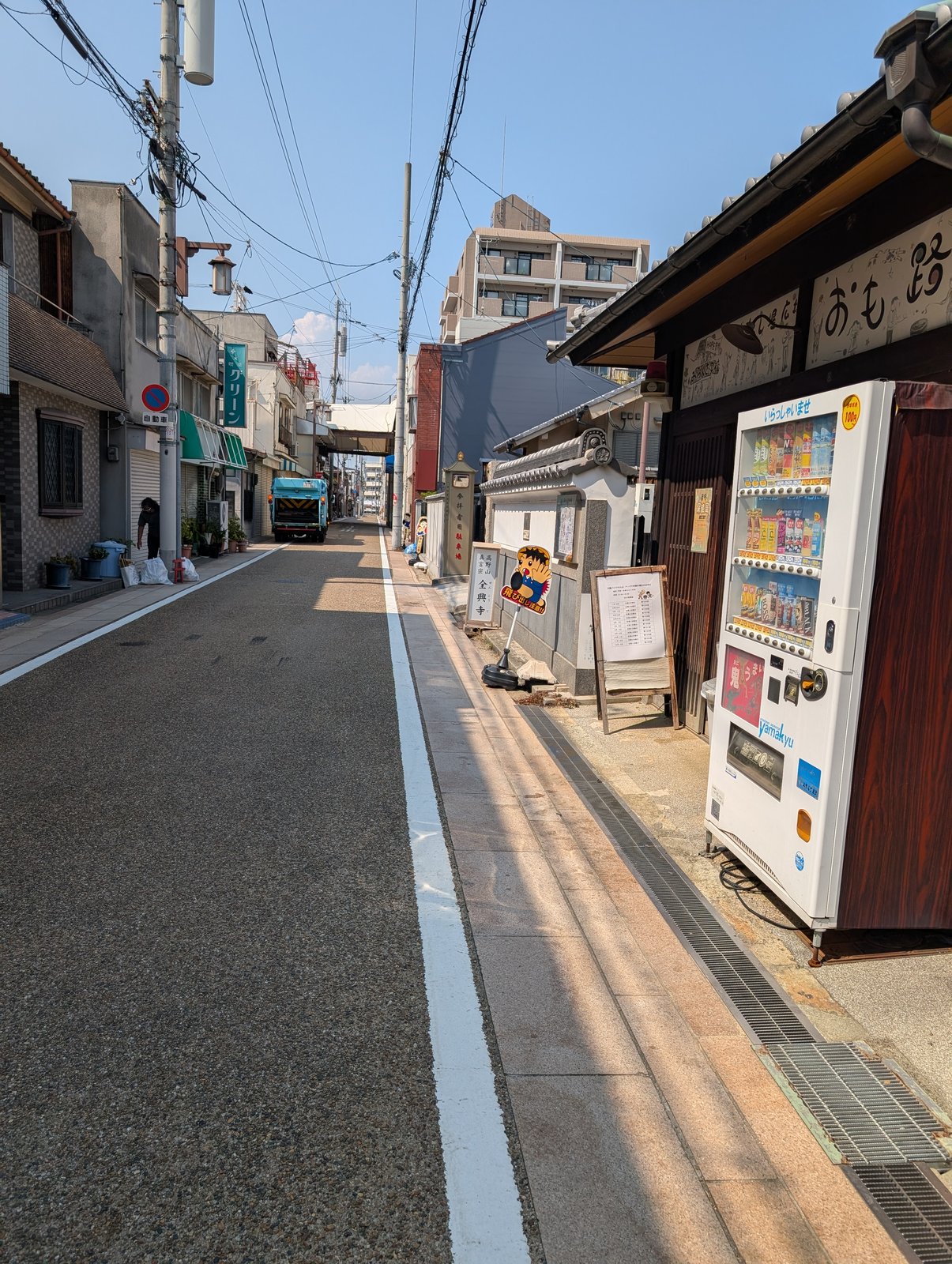 お寺へ続く細い通り