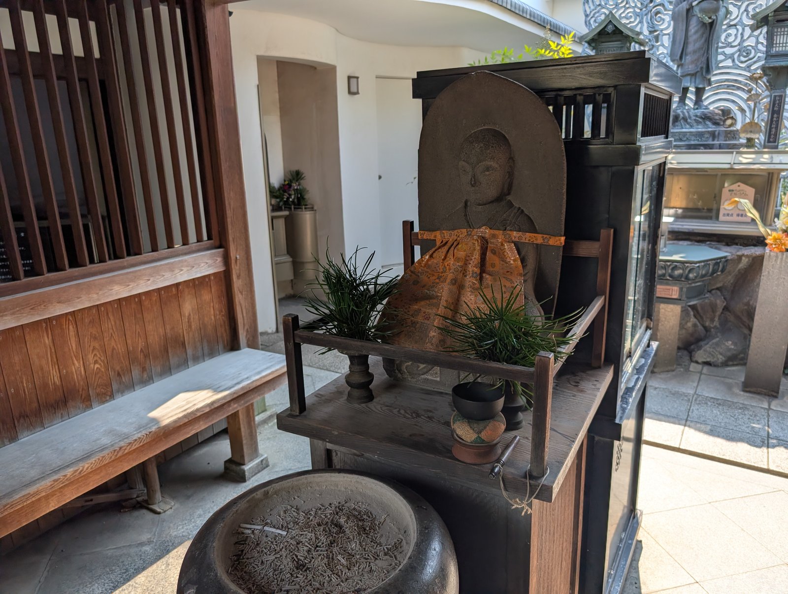 お地蔵さまの前を通って