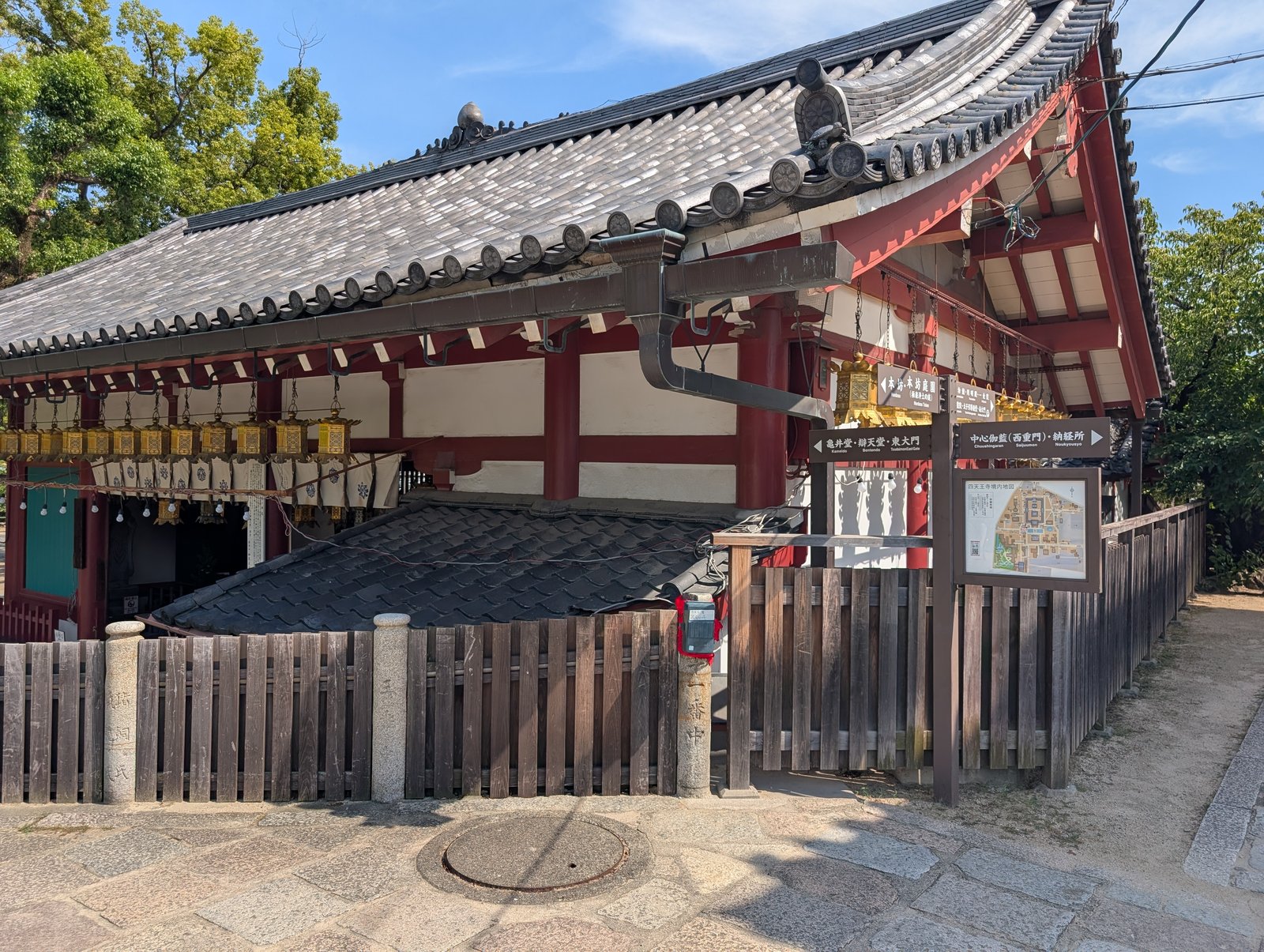 2026年7月30日撮影。亀井堂の脇に立つ道しるべです。左に「亀井堂・辯天堂・東大門」、右に「中心伽藍（西重門）・納経所」と示されています。
