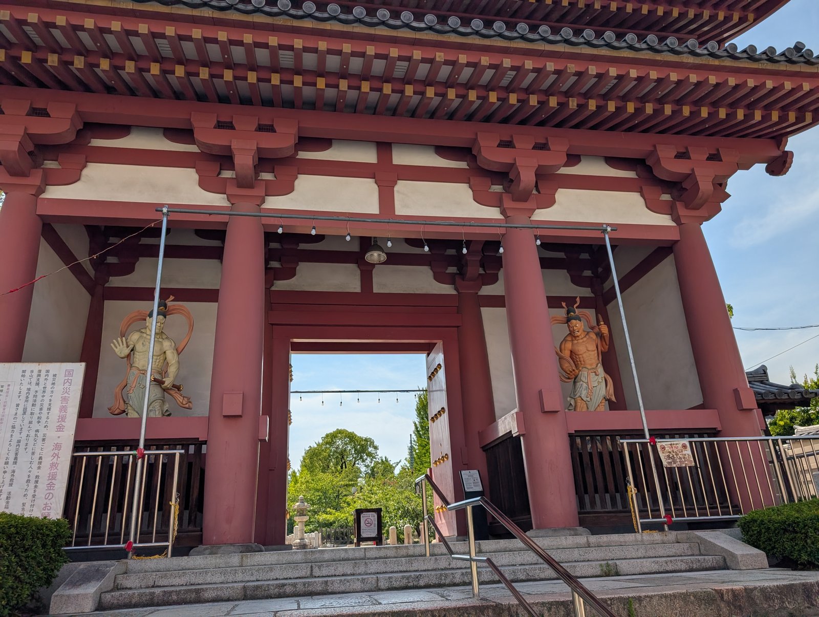 2026年7月30日撮影。四天王寺の仁王門です。門の左右に金剛力士像が立っています。