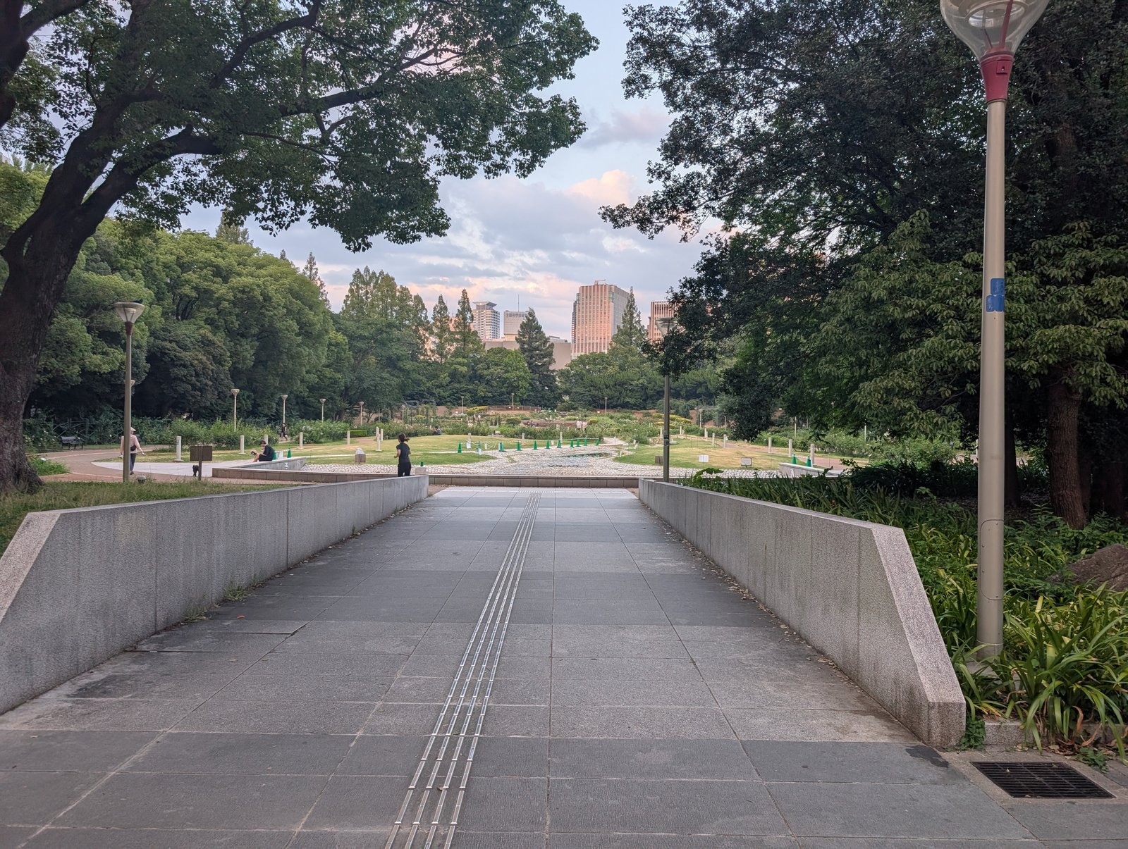 靱公園。東西にまっすぐ伸びる園路