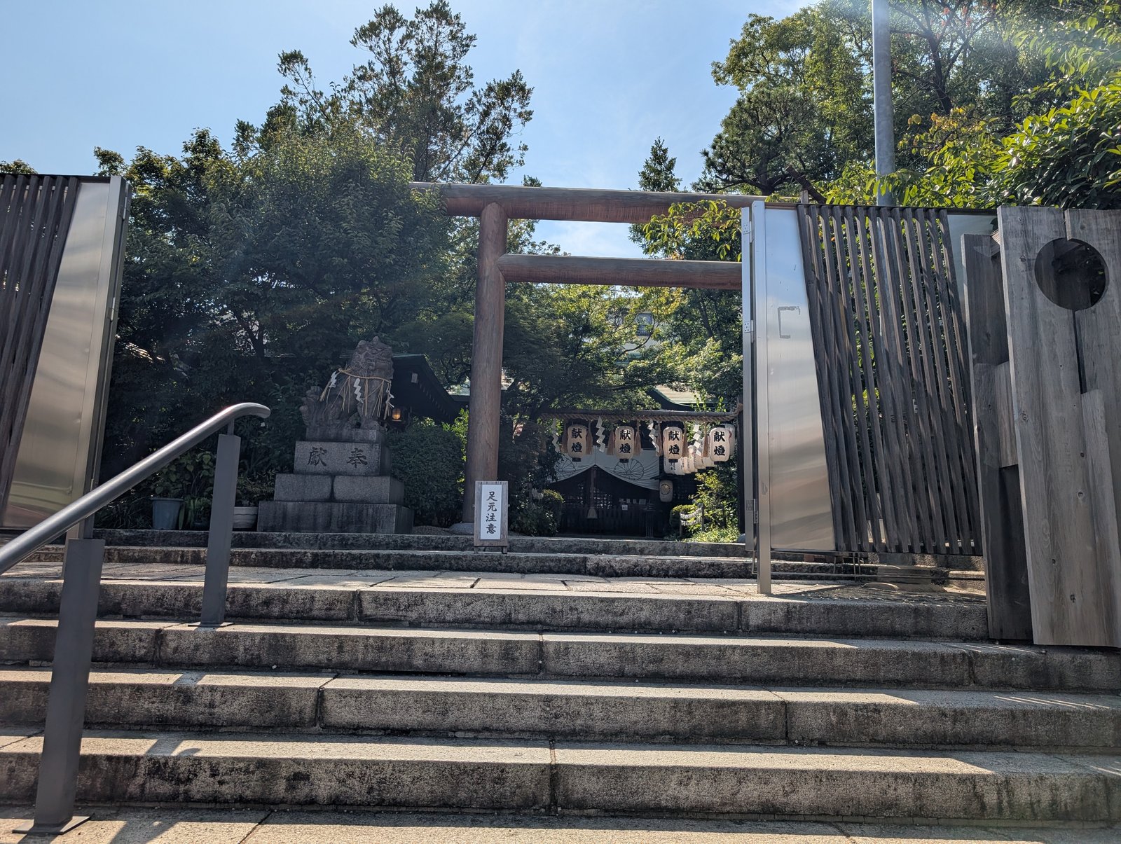 入口の鳥居。四天王寺から徒歩10分ほど、ビル街の中に立つ