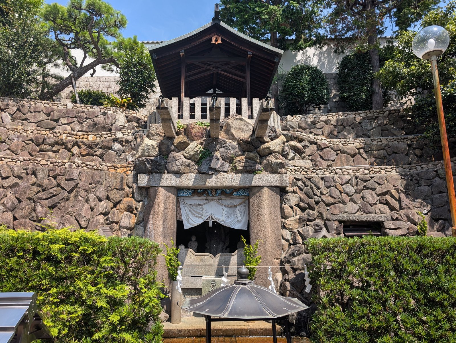 玉出の滝。大阪市内唯一の滝で、いまも行場として使われている