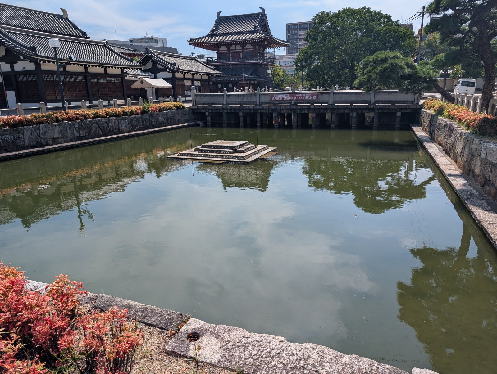 亀の池。辯天堂の島と石舞台が同じ池にある