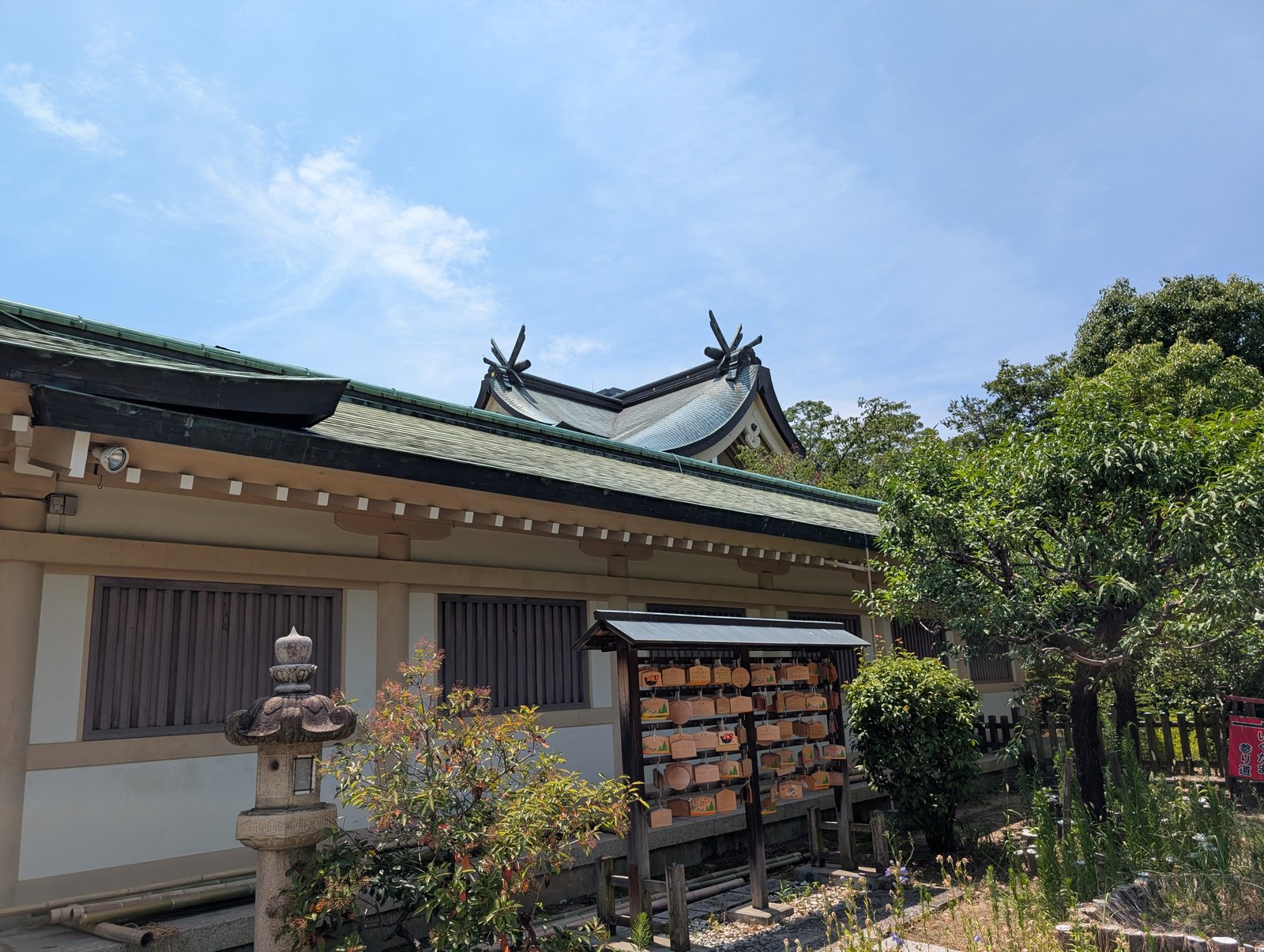 本殿の屋根を横から。流造で葺きおろした三破風の「生國魂造」が分かる