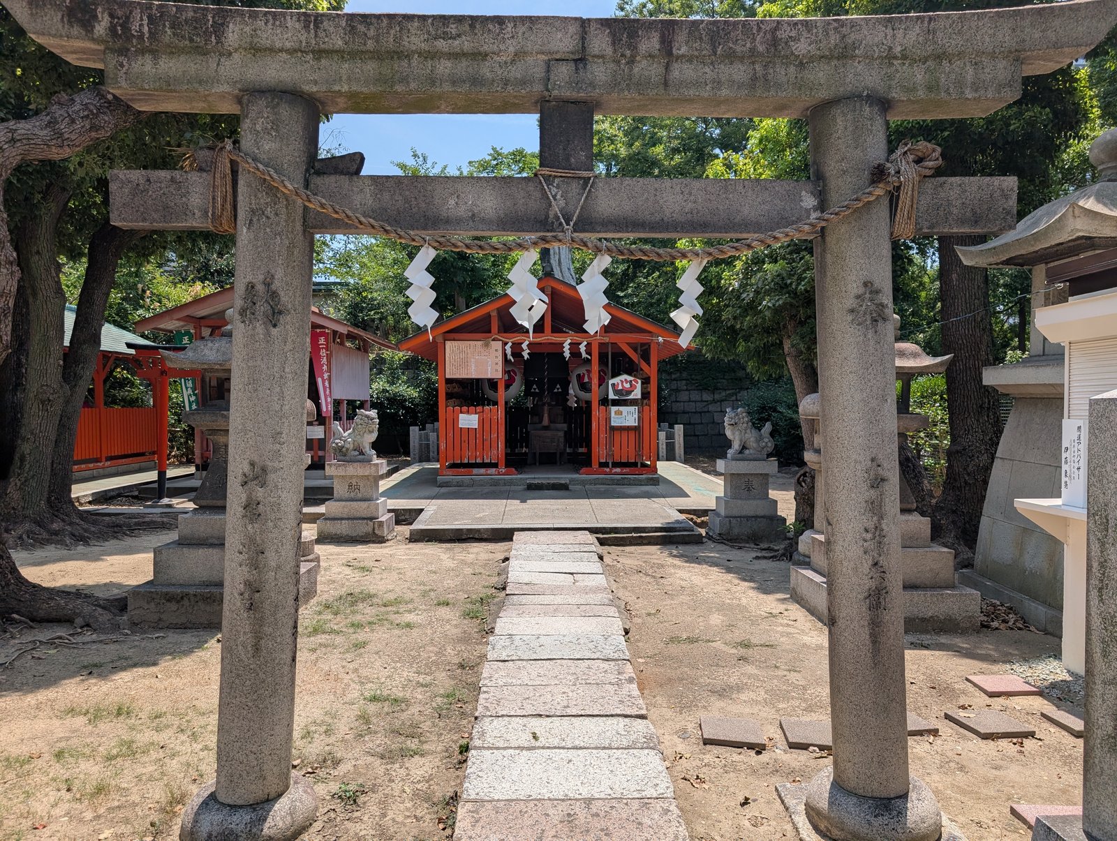 境内の鴫野神社。縁結びの信仰で知られる末社