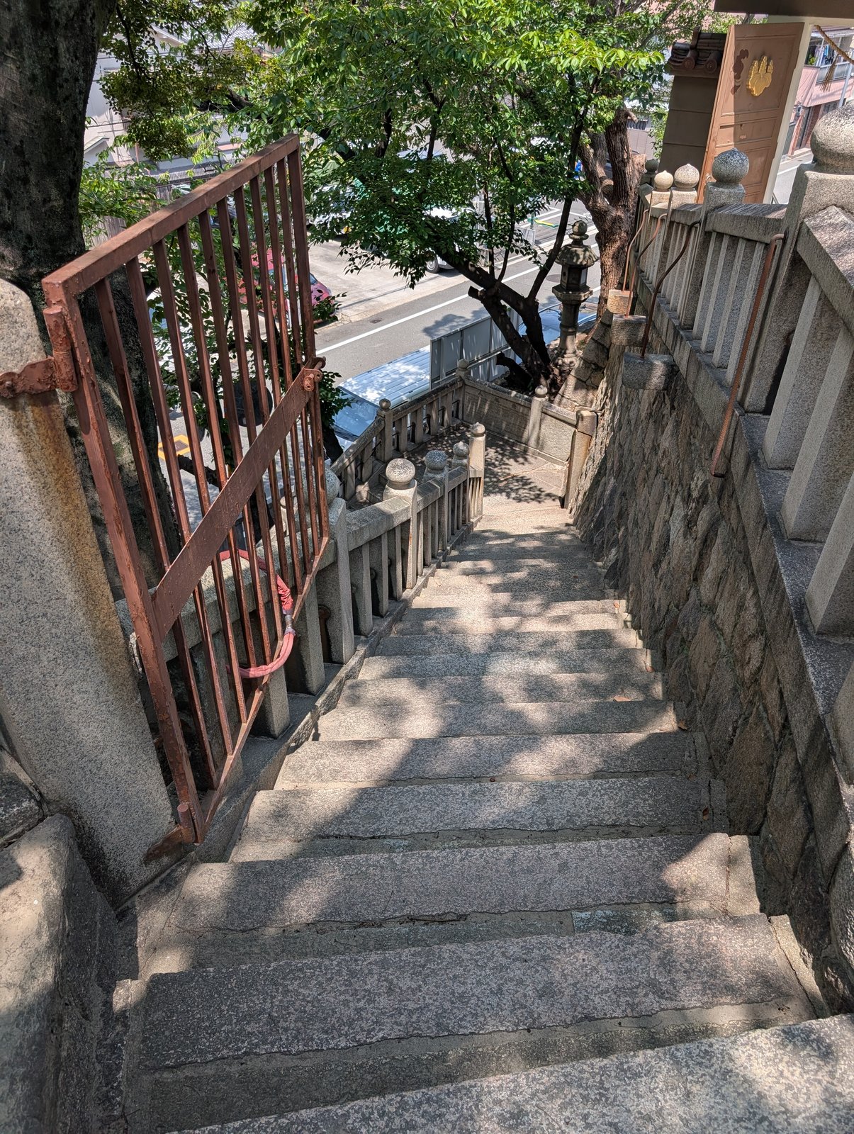 西坂（縁切り坂）。明治初期まで坂の形が三下り半だったと木札が伝える