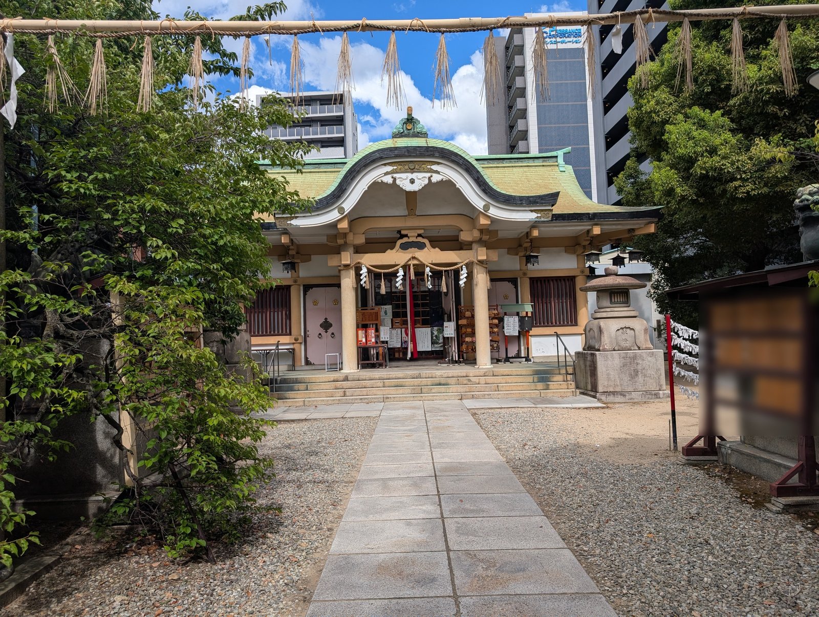本殿。神山町の裏路地に静かに建つ